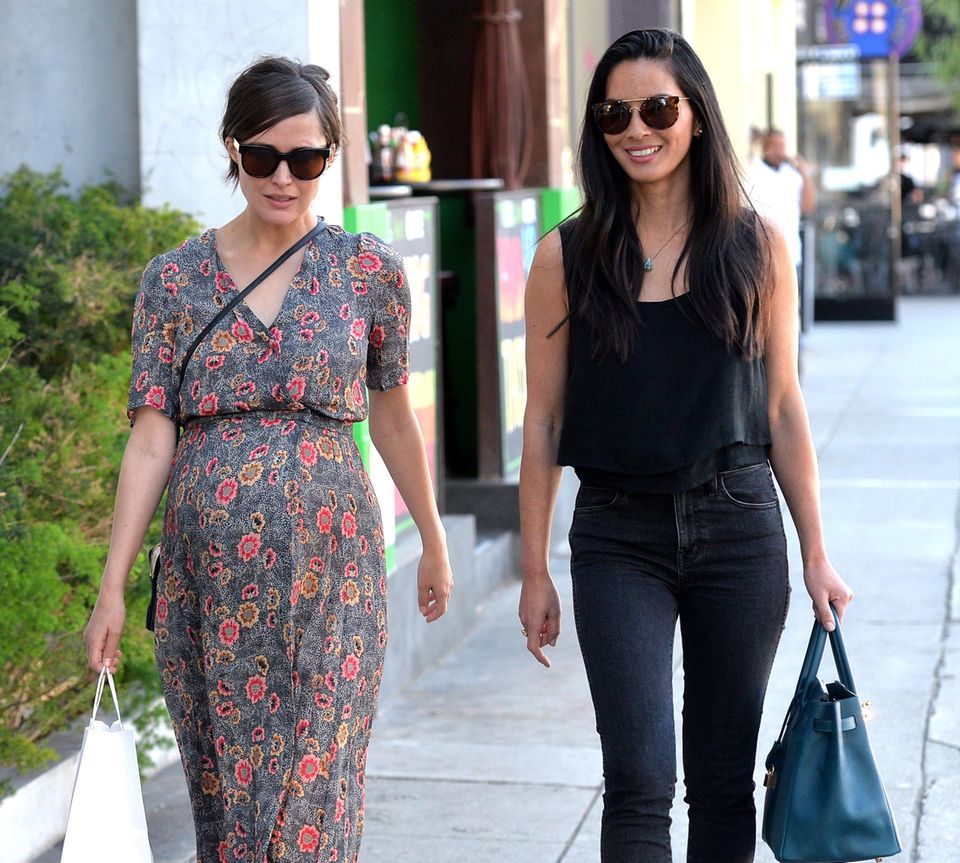 29. Oktober 2015: Die Freundinnen Rose Byrne und Olivia Munn treffen sich in Los Angeles zum Lunch und haben bestimmt mehr als nur Babythemen zum Austauschen.
