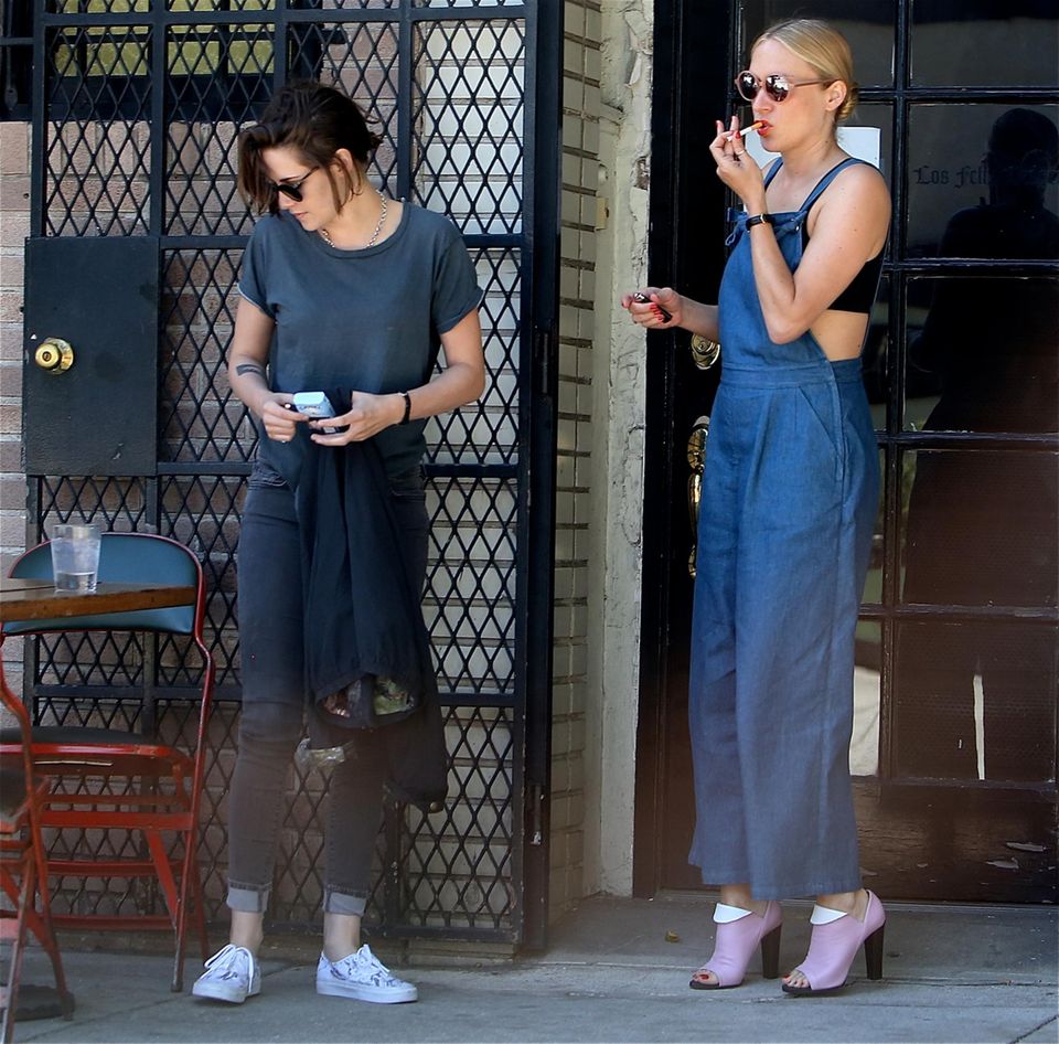 26. Juli 2015: Kristen Stewart und Chloë Sevigny legen vor einem Café in Los Angeles eine gemeinsame Raucherpause ein.