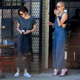 26. Juli 2015: Kristen Stewart und Chloë Sevigny legen vor einem Café in Los Angeles eine gemeinsame Raucherpause ein.