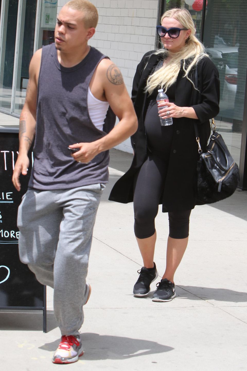 12. Mai 2015: Trotz Babybauch geht Ashlee Simpson mit Evan Ross noch regelmäßig in Los Angeles zum Sport.