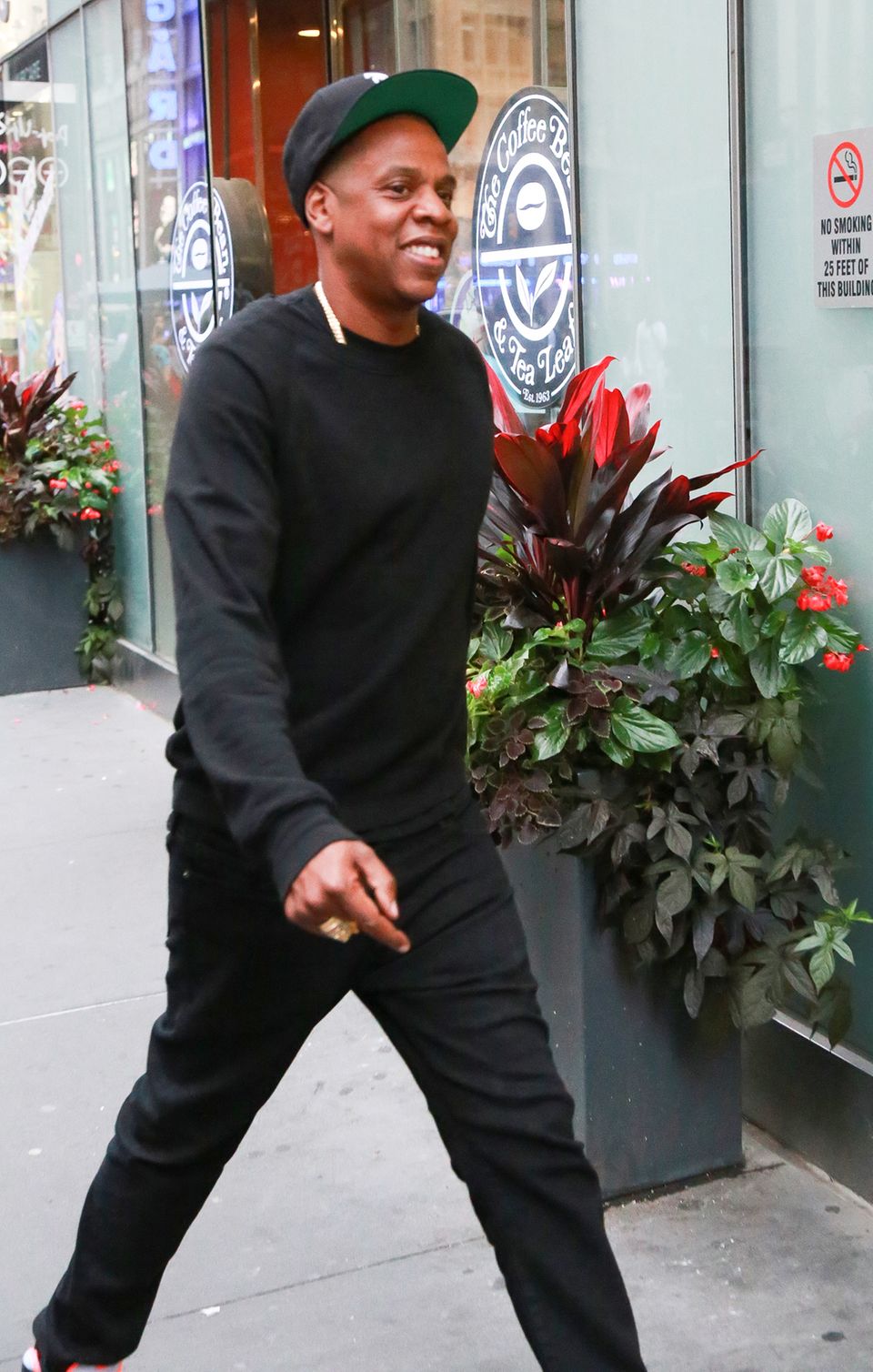 15. Juli 2015: gutgelaunt Jay Z verlässt sein New Yorker Büro.