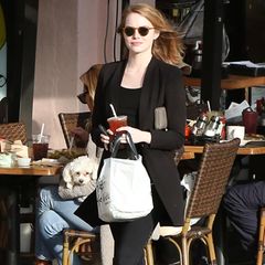 28. Dezember 2015: Ganz in schwarz ist Emma Stone mit einem Kaffee in Santa Monica unterwegs.