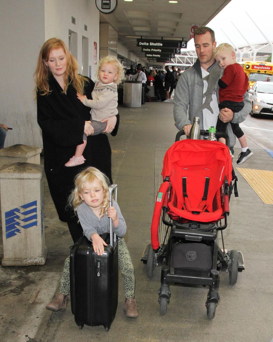 22. Dezember 2015: James van der Beek kommt mit seiner Frau Kimberly und den drei Kindern in Los Angeles am Flughafen an.