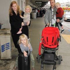 22. Dezember 2015: James van der Beek kommt mit seiner Frau Kimberly und den drei Kindern in Los Angeles am Flughafen an.