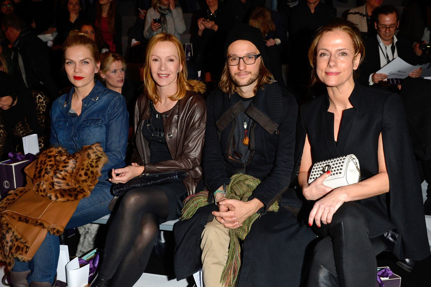 Fashion-Liebhaber an vorderster Front: Anna Loos, Katja Flint, Oscar Lauterbach und Claudia Michelsen in der ersten Reihe bei Laurèl.