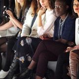 Eva Padberg und Ivy Quainoo werfen einen Blick auf die neuesten Catwalk-Trends bei Charlotte Ronson.