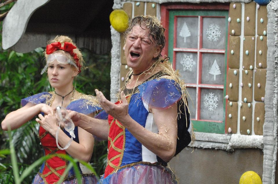 Tag 8 In der Prüfung "Schlimms Märchen" müssen Angelina Heger und Walter Freiwald Sterne sammeln, während die anderen Camp-Bewohner zuschauen dürfen. Tag 8 In der Prüfung "Schlimms Märchen" müssen Angelina Heger und Walter Freiwald Sterne sammeln, während die anderen Camp-Bewohner zuschauen dürfen.