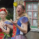 Tag 8  In der Prüfung "Schlimms Märchen" müssen Angelina Heger und Walter Freiwald Sterne sammeln, während die anderen Camp-Bewohner zuschauen dürfen.