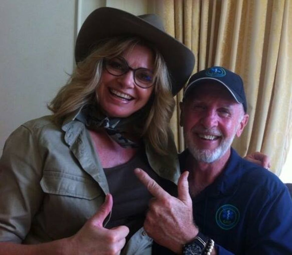 Bitte Lächeln! Ein Foto mit Dr. Bob gehört für die Teilnehmer vor der ersten Sendung einfach dazu. Auch Maren Gilzer nutzt ihre Chance. Bitte Lächeln! Ein Foto mit Dr. Bob gehört für die Teilnehmer vor der ersten Sendung einfach dazu. Auch Maren Gilzer nutzt ihre Chance.