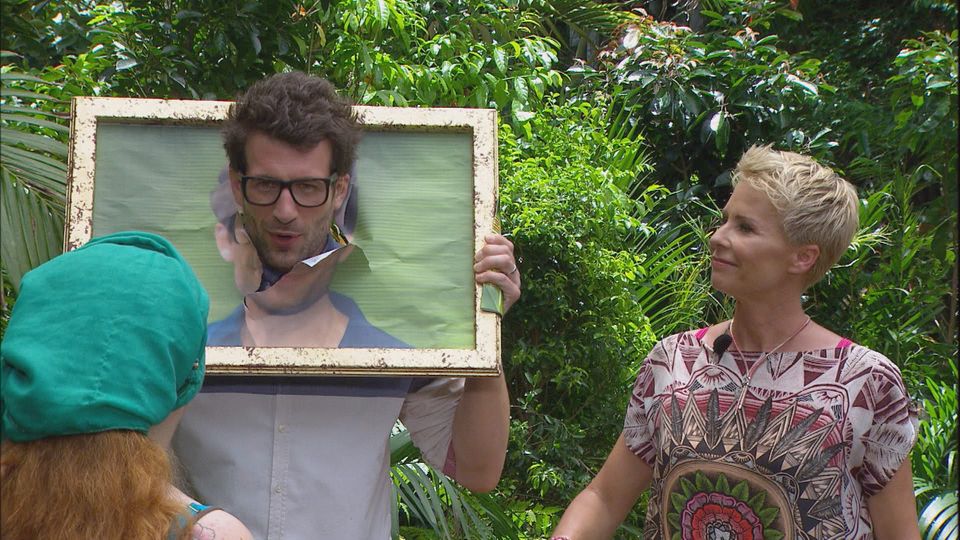 Tag 10 Rebecca Siemoneit-Barum muss ihre erste Dshcungelprüfung absolvieren. Daniel Hartwich demonstriert ihr die Aufgabe. Tag 10 Rebecca Siemoneit-Barum muss ihre erste Dshcungelprüfung absolvieren. Daniel Hartwich demonstriert ihr die Aufgabe.