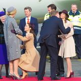 17. März 2015: Bei der Willkommenszeremonie auf dem Flughafen von Koopenhagen, begrüßt Kronprinzessin Mary Königin Maxima mit einem tiefen Hofknicks.