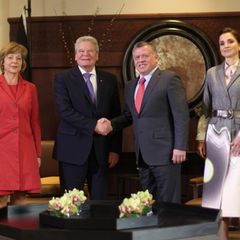 7. Dezember 2015: Bundespräsident Joachim Gauck und seine Frau Daniela Schadt werden von Jordaniens König Abdullah und Königin Rania im Palast in Amman empfangen.