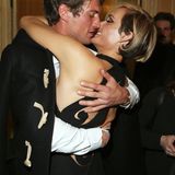 Topmodel Amber Valletta gönnt sich nach der Versace-Show eine Kuscheleinheit mit ihrem Mann Christian McCaw