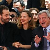Benjamin Millepied und Natalie Portman amüsieren sich zusammen mit Dior-Chef Sidney Toledano prächtig.