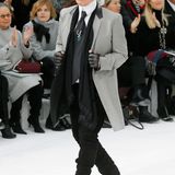 Karl Lagerfeld genießt nach der Show seinen verdienten Applaus.