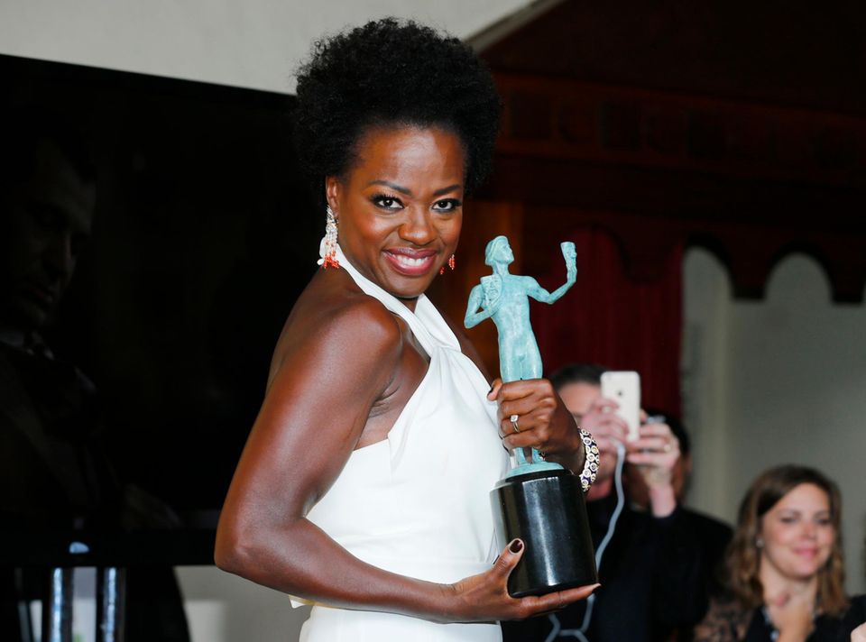 Viola Davis posiert stolz mit ihrer Trophäe.