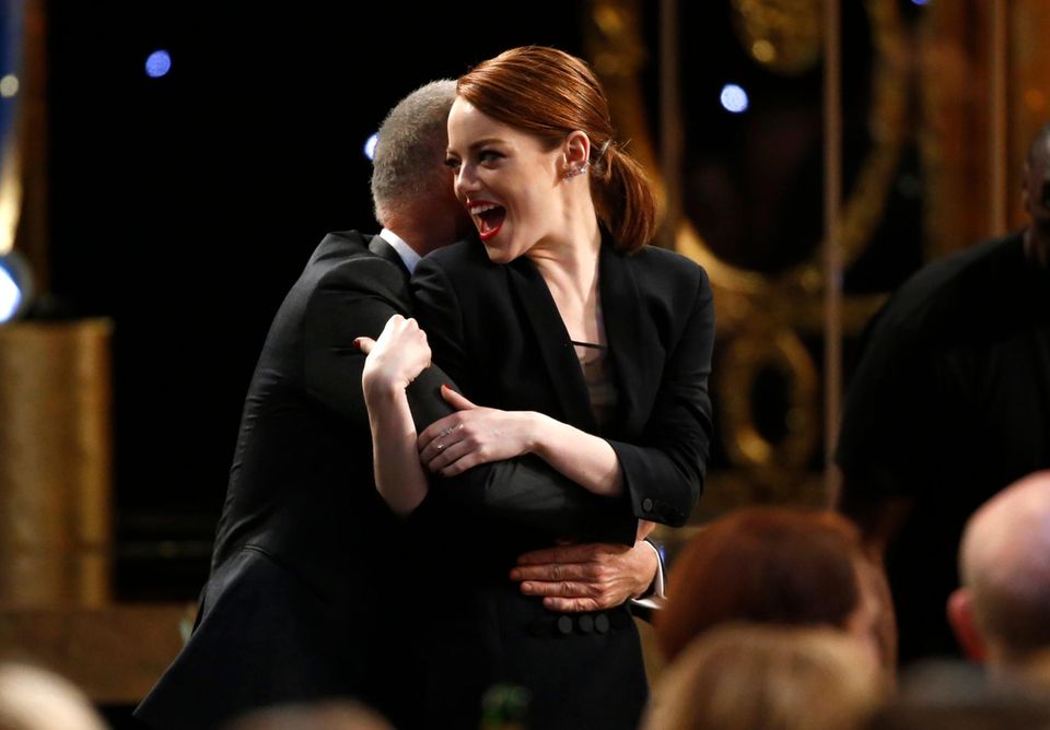 Emma Stone wird stürmisch von Michael Keaton umarmt.