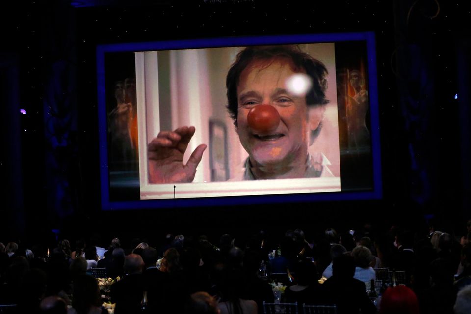 Während der Verleihung wird auch an den tragisch verstorbenen Robin Williams erinnert. Während der Verleihung wird auch an den tragisch verstorbenen Robin Williams erinnert.