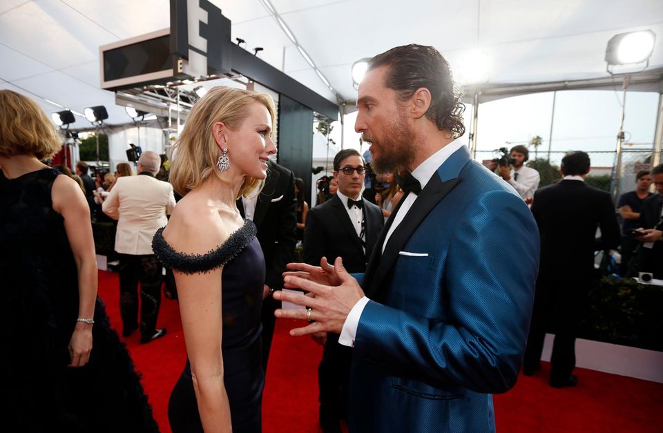 Naomi Watts plaudert mit Matthew McConaughey.