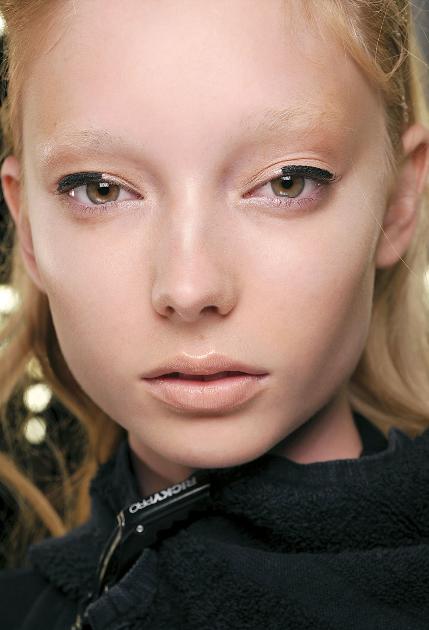 Samurai  Beauty:  Messerscharf zeigen sich die Lidstriche. Sie ziehen sich entlang der Lidfalte oder enden abrupt am Wimpernkranz. Auf diese Weise entstehen die gewünschten harten Kanten. Ein Cut, der den Two-Tone-Nails bei Giles geradezu perfekt in die Hände spielt.   Karolyn Pho
