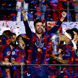 So schön freut sich nur Gerard Piqué. Der Fußballspieler des FC Barcelona ist nicht nur groß gewachsen, sportlich und attraktiv - er beweist bei seinen kleinen Söhnen Milan und Sasha auch herzerwärmende Papa-Qualitäten.