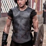 "Game of Thrones"-Schönling Kit Harington überzeugt nicht nur mit verträumten Augen und einer tollen Wuschelmähne, sondern auch mit knallharten Muskeln und einem athletischen Körperbau.