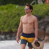 "White Collar"-Star kann sich am Strand wirklich sehen lassen. Mit Sonnenhut und Sonnenbrille lässt er es sich auf Hawaii gut gehen.