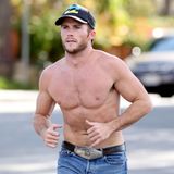Der Apfel fällt scheinbar nicht weit vom attraktiven Stamm: Scott Eastwood sieht seinem Vater Clint nicht nur ganz schön ähnlich, sondern macht beim Joggen auch eine verdammt gute Figur.