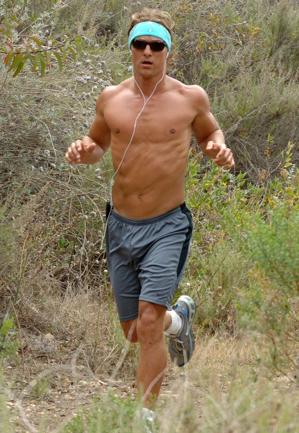 Matthew McConaughey ist ein richtiger Sportfreak. Bei täglichen Joggingrunden und Sessions im Fitnessstudio stählt er seinen definierten Körper, den wir dann auf der Leinwand bewundern dürfen.