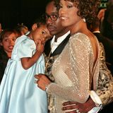 13. Oktober 1997  Bobbi kuschelt sich an die Schulter ihres Daddys. Bei der Premiere von "Cinderella" wirken die Houston-Browns wie eine glückliche Familie.