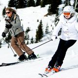 23. Februar 2015  Hui! Königin Máxima und ihre älteste Tochter Prinzessin Amalia sausen auf Skiern den Hang in Lech herunter.