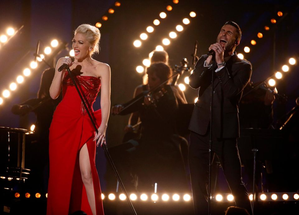 Gwen Stefani und Adam Levine performen zusammen "My Heart Is Open". Gwen Stefani und Adam Levine performen zusammen "My Heart Is Open".