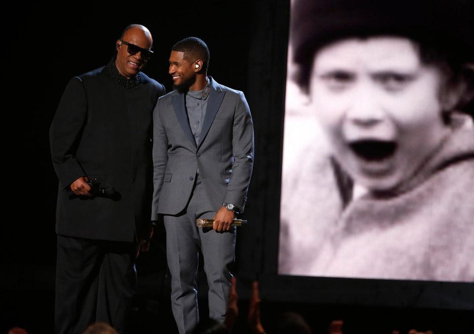 Usher performt mit Stevie Wonder "If It's Magic".