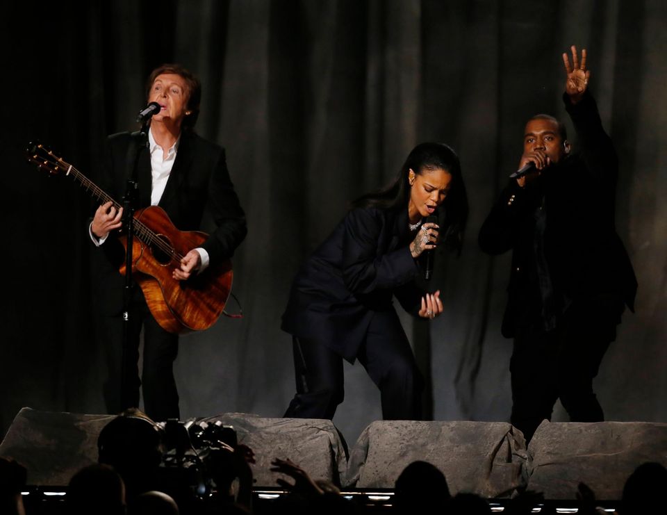 Rihanna steht mit Paul McCartney und Kanye West auf der Bühne.