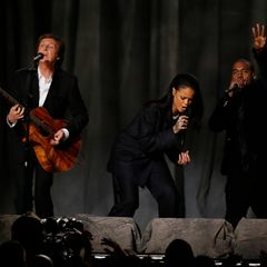 Rihanna steht mit Paul McCartney und Kanye West auf der Bühne.