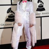 Die Newcomerin Charli XCX hat bei ihrem Grammy-Debüt kein wirklich gutes Händchen bei ihrem Look gehabt. Der weiß-changierende Anzug mit pinker Fliege und und Pelz-Stola vom Moschino wirkt ein wenig wie ein Zirkus-Outfit.