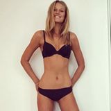 Model Toni Garrn lässt für ein Instagram-Bild die Hüllen fallen und zeigt vor dem Spiegel ihre schlichte aber sexy schwarze Unterwäsche.