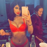 Mit ihren Reizen geizen? Nicht mit Kylie Jenner! Sie setzt auf ein knallrotes Unterwäsche-Set, das alle Blicke auf ihre Kurven zieht. Mit der passenden Lippenstiftfarbe betont sie ihre Sexyness dann noch zusätzlich. Da guckt auch wirklich der letzte Follower auf diesen Instagram-Schnappschuss.