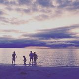 3. Januar 2016  Über die Feiertage ist Reese Witherspoon zusammen mit ihrer Familie verreist. Ins neue Jahr starten sie daher am Strand.