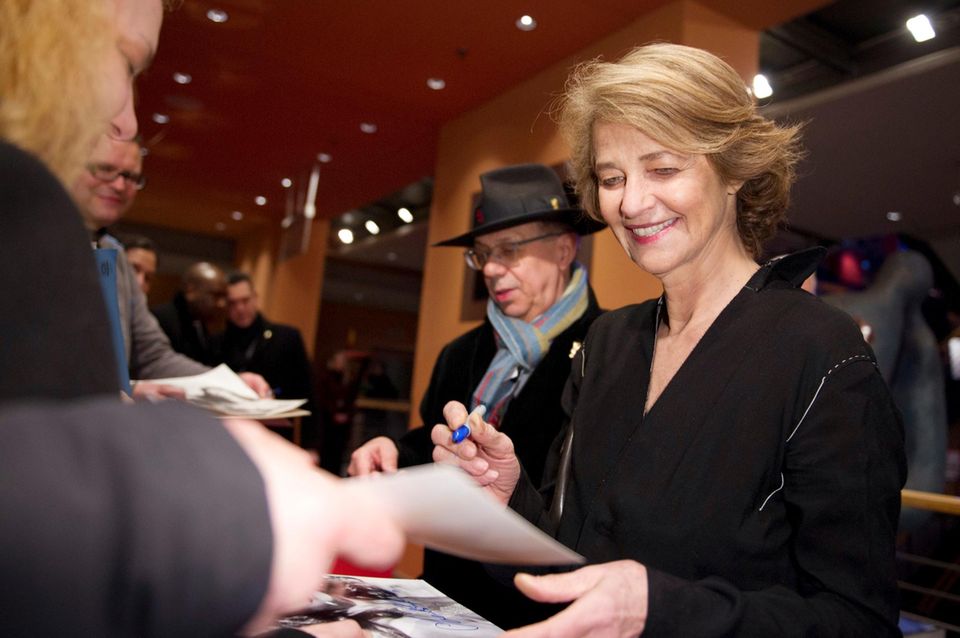 Schauspielerin Charlotte Rampling und Festivaldirektor Dieter Kosslick geben Autogramme, bevor das US-amerikanische DRama "45Years" gezeigt wird.