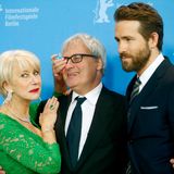 Regisseur Simon Curtis albert mit Helen Mirren und Ryan Reynolds herum.