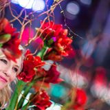 Suchbild: Cate Blanchett "versteckt" sich in der Blumen-Dekoration.