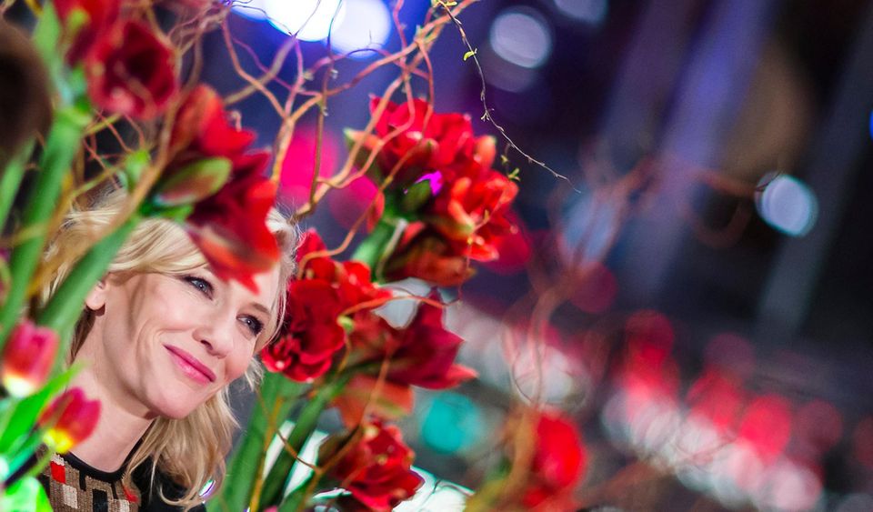 Suchbild: Cate Blanchett "versteckt" sich in der Blumen-Dekoration.