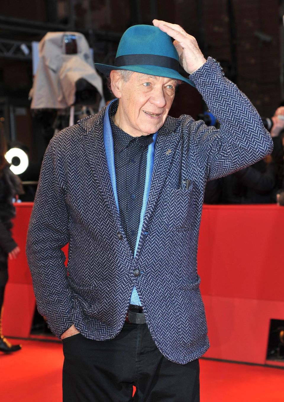 Sir Ian McKellen kommt gut "behütet" zur Premierenfeier von "Mr. Holmes by Bill Condon" in den Berlinale Palast. Sir Ian McKellen kommt gut "behütet" zur Premierenfeier von "Mr. Holmes by Bill Condon" in den Berlinale Palast.