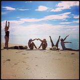 Miranda Kerr verbringt den Valentinstag mit ihren besten Freundinnen am Strand.