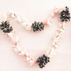 Ob Miranda Kerr diese Blumenkette von einem Verehrer bekommen hat? Offiziell ist die Ex von Orlando Bloom Single.