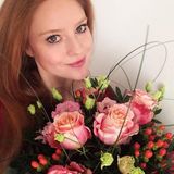 Barbara Meier wünscht ihren Fans mit einem Strauß Rosen einen schönen Valentinstag.