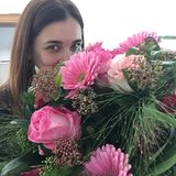 Jana Ina Zarrella freut sich über einen Blumenstrauß: "Mein ?#?Ehemann? ist ein ?#?Romantiker?. Und ich ?#?liebe? es!!! ?#?Happywife? ?#?happylife? ?#?valentine? @giovannizarrella", schreibt sie bei Facebook zu diesem Bild.