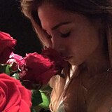 Ann-Kathrin Brömmel freut sich sichtlich über den Strauß roter Rosen, den sie von ihrem Freund Mario Götze bekommen hat.