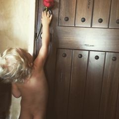 Am Valentinstag zeigt Malin Akerman ihr Söhnchen Sebastian bei Instagram und bezeichnet ihn als ihre "größte Liebe".